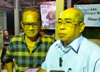 Adhan Dambea (baju biru) bersama Hidayah Dilo (baju corak kotak-kotak)