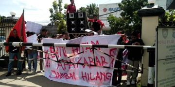 Aliansi Masyarakat Mahasiswa Peduli Daerah (AMMPD) bersama Fakultas Hukum Universitas Gorontalo menggelar aksi damai di depan Polres Gorontalo, Selasa (06/12/2022). Foto : Isa Uwai/mimoza.tv