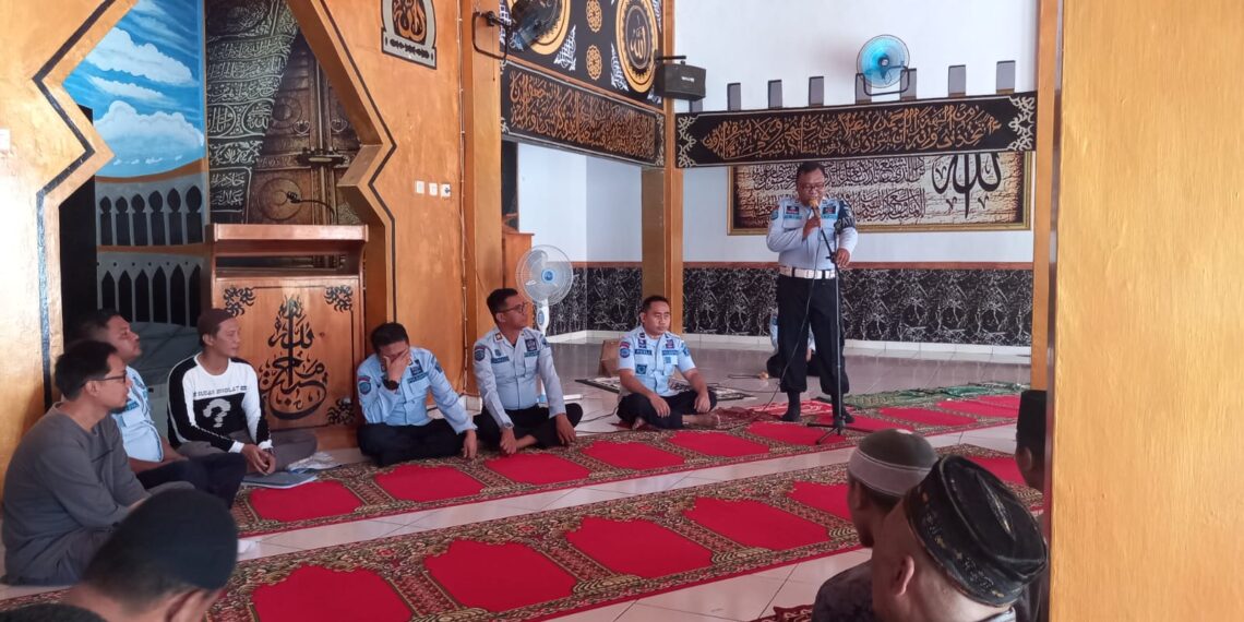 Lapas Boalemo menggelar kegiatan Diklat Imam, Khotib dan Muadzin/Bilal bagi 35 orang Warga Binaan yang dipusatkan di Masjid At-Taubah Lapas Boalemo,Kamis  (8/12/2022). Foto Humas Lapas.