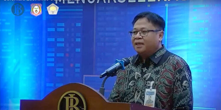 Tangkapan layar, Kepala Bank Indonesia KPw Gorontalo, Rudi Widijanto Purubaskoro saat menberikan sambutan dalam kegiatan Gorontalo Economic Outlook Tahun 2022 dengan Tema “Potensi dan Tantangan Kemandirian Fiskal Gorontalo dalam Mengakselerasi Pertumbuhan Ekonomi Daerah”, Jumat (16/12).