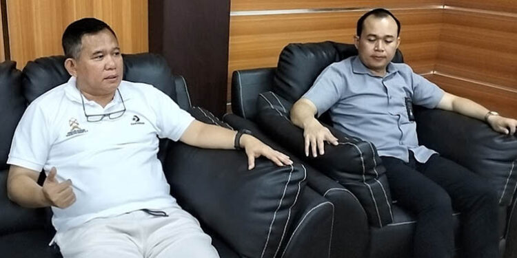 Ketua PN Gorontalo, Rendra Yozar Dharma Putra SH MH. (baju putih) bersama Jurubicara PN Gorontalo, Irwanto SH. Foto : Lukman Polimengo/mimoza.tv
