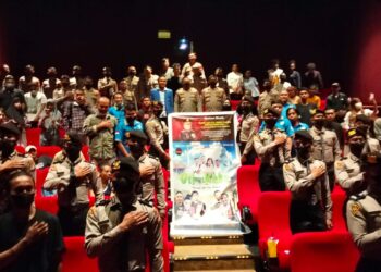 Kapolda Gorontalo, Irjen Pol. Helmy Santika bersama 500 anggota kepolisian baik yang dari Polda Gorontalo, Polres Bone Bolango, serta Sekolah Kepolisian Negara (SPN) Batudaa, nonton bareng film Uti Deng Keke di Bioskop XXI Mall Gorontalo, Kamis (8/12/2022). Foto : Lukman Polimengo, mimoza.tv.