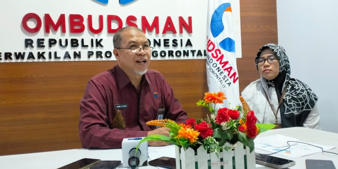 Kepala Ombudsman Perwakilan Provinsi Gorontalo, Alim S. Niode saat memberikan keterangan pada  jumpa pers akhir tahun, Jumat (30/12/2022). Foto : Lukman Polimengo/mimoza.tv.