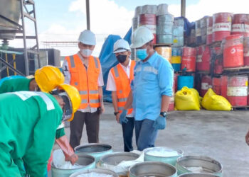 Kepala Kejaksaan Negeri (Kejari) Kota Gorontalo M. Rudy, S.H., M.H. menyaksikan pemusnahan barang bukti berupa sianida sebanyak 550 kilogram, Rabu (7/12/2022). Pemusnahan yang digelar di Kantor Pusat PT. Mitra Hijau Asia Makasar di Kabupaten Barru, Sulawesi Selatan tersebut turut disaksikan oleh Kepala Seksi Perdata & Tata Usaha Negara. Foto Kajari Kota Gorontalo.