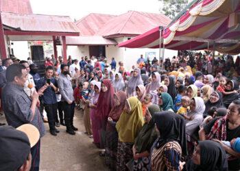 Wakil Ketua DPR RI Bidang Korinbang dari daerah pemilihan Gorontalo, Rachmat Gobel saat menghibur warga masyarakat Boalemo yang terdampak bencana alam beberapa waktu lalu. Foto : Tim RG.