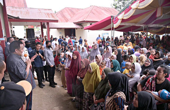 Wakil Ketua DPR RI Bidang Korinbang dari daerah pemilihan Gorontalo, Rachmat Gobel saat menghibur warga masyarakat Boalemo yang terdampak bencana alam beberapa waktu lalu. Foto : Tim RG.