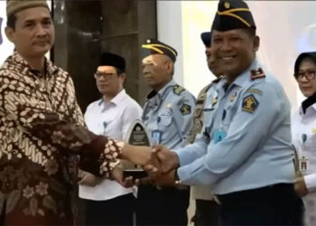 Kalapas Pohuwato Irman Jaya, saat menerima penghargaan dari Kakanwil Ditjen Perbendaharaan Provinsi Gorontalo, Sugiyarto (baju batik).