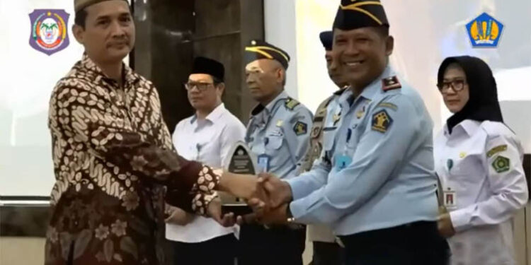 Kalapas Pohuwato Irman Jaya, saat menerima penghargaan dari Kakanwil Ditjen Perbendaharaan Provinsi Gorontalo, Sugiyarto (baju batik).