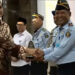Kalapas Pohuwato Irman Jaya, saat menerima penghargaan dari Kakanwil Ditjen Perbendaharaan Provinsi Gorontalo, Sugiyarto (baju batik).