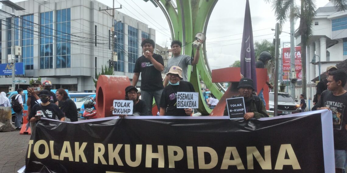 Unjuk rasa Aliansi Jurnalis Independen (AJI) Manado, menolak pasal-pasal bermasalah di RKUHP. Foto : AJI Manado.