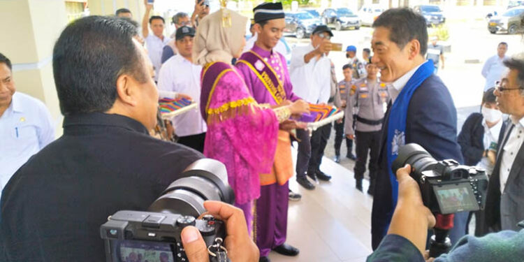 Gubernur Prefecture Ehime, Jepang, Mr, Tokihiro Nakamura bersama rombongan saat tiba di VIP Bandara Jalaludin Gorontalo, Rabu (18/1/2022). Foto : Lukman Polimengo/mimoza.tv.