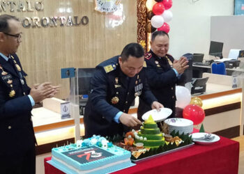 Kakanwil Kemenkumham Gorontalo, Heni Susila Wardoyo memotong tumpeng pada acara syukuran Hari Bakti Imigrasi ke 73 di Kantor Imigrasi Kelas I TPI Gorontalo.