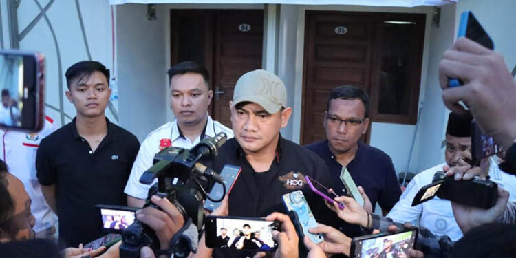 Kasat Reskrim Kompol Leonardo Widharta saat memberikan keterangan kepada awak media, terkait dengan kasus dugaan tindak pidana pencucian uang yang dilakukan oleh dua karyawan UD Tiga Sejati Gorontalo, kamis (26/1/2022). Foto : fazril Lahasan/mimoza.tv.