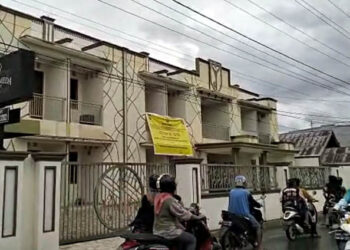 Kos Andromeda yang ada di Kelurahan Wongkaditi Timur yang turut disita dan digaris polisi oleh aparat Polresta Gorontalo Kota. Foto : Lukman Polimengo/mimoza.tv.