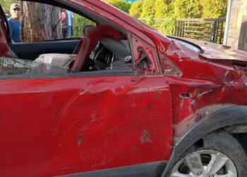 Kondisi mobil yang mengalami kecelakaan lalulintas  di depan Restoran Domestique, Jalan Arif Rahman Hakim, Kota Gorontalo, mengakibatkan seorang pengendara motor tewas, Sabtu (14/1/2023).