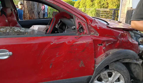 Kondisi mobil yang mengalami kecelakaan lalulintas  di depan Restoran Domestique, Jalan Arif Rahman Hakim, Kota Gorontalo, mengakibatkan seorang pengendara motor tewas, Sabtu (14/1/2023).