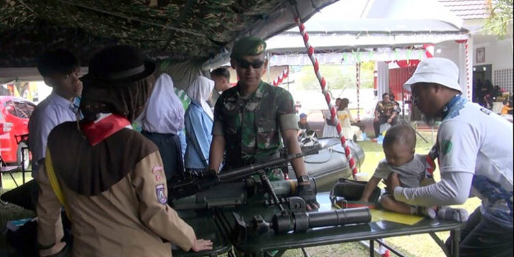 Memperingati Hari Patriotik, Korem 133/Nani Wartabone menggelar pameran alat utama sistim senjata (Alutsista), yang digelar selama dua hari (22-23 Januari) di kompleks makam Pahlawan Nani Wartabone, Desa Bube, Kecamatan Suwawa, Bone Bolango.Foto : Lukman Polimengo/mimoza.tv.