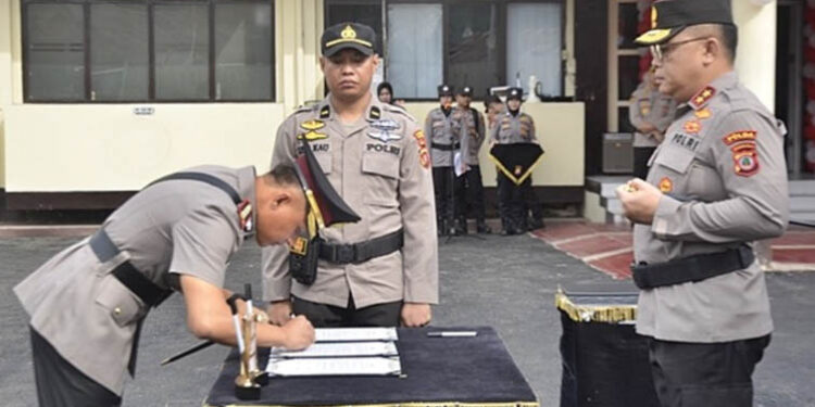 Oelantikan Kapolresta Gorontalo Kota, Kombes Pol. Ade Permana oleh Kapolda Gorontalo, Irjen Pol. Helmy Santika, Kamis (5/1/2022). (Foto: Humas Polda Gorontalo)