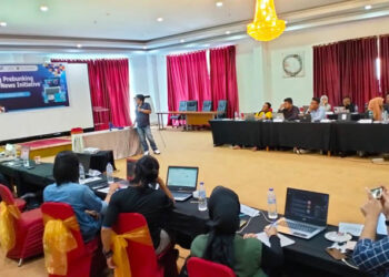 Aliansi Jurnalis Independen (AJI) Gorontalo menggelar Pelatihan Prebunking Google News Initiative untuk 25 jurnalis. Pelatihan yang berlangsung selama dua hari, Sabtu – Minggu (14 - 15 Januari 2023 tersebut digelar di Ballroom Damhil Hotel, Kota Gorontalo. (Foto : Lukman Polimengo/mimoza.tv.)