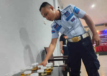 Lembaga Pemasyarakatan (Lapas) Kelas IIB Pohuwato Upt Kanwil Kemenkumham Gorontalo melakukan test urine kepada petugas Lapas, Kamis (26/01/2023) malam. Foto : Humas Lapas Pohuwato untuk mimoza.tv.
