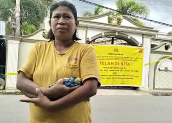 Anita Lamusu saat diwawancarai awak media di depan rumah milik FA dan SHM, di Kelurahan  pasutri yang diduga melakukan tindak pidana pencucian uang di UD Tiga Sejati. Foto : Lukman Polimengo/mimoza.tv.