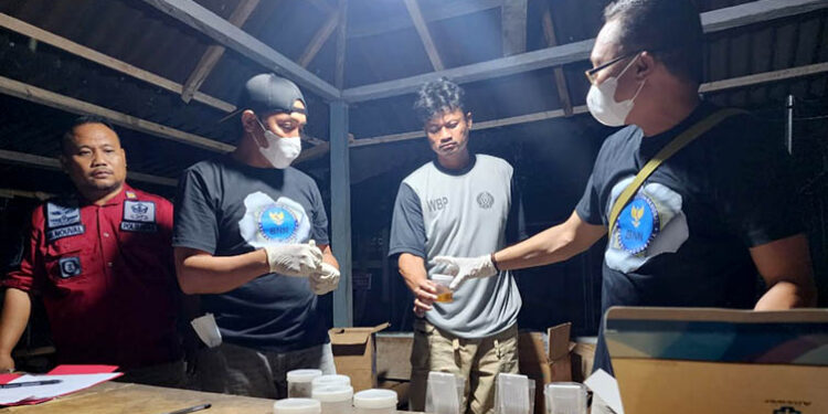 Tim Satuan Operasional Kepatuhan Internal (Satopspatnal) Lembaga Pemasyarakatan Kelas IIB Upt Kanwil Kemenkumham Gorontalo, menggandeng Institusi Aparat Penegak Hukum (APH) dari Polres Pohuwato, Kodim 1313 Marisa serta Badan Narkotika Nasional Kabupaten (BNNK), menyisir seluruh blok dan menggeledah kamar hunian serta menggelar test urine kepada warga binaan, Rabu (25/1/2023) malam.