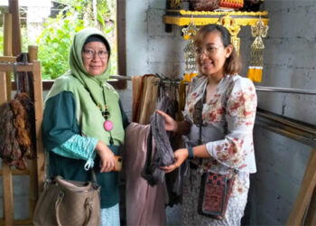 Anak Agung Indra Dwipayani  dari Agung Bali Collection, memperlihatkan produk yang menggunakan teknik pewarnaan alami dan memanfaatkan cairan Eco Enzyme sebagai penguat dalam proses pewarnaan alami kain tenun ikat khas Bali. Foto : Lukman Polimengo/mimoza.tv.