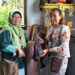 Anak Agung Indra Dwipayani  dari Agung Bali Collection, memperlihatkan produk yang menggunakan teknik pewarnaan alami dan memanfaatkan cairan Eco Enzyme sebagai penguat dalam proses pewarnaan alami kain tenun ikat khas Bali. Foto : Lukman Polimengo/mimoza.tv.