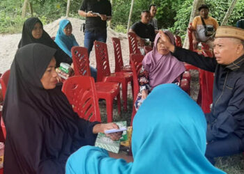 Anggota DPRD Provinsi Gorontalo Arifin Ali (kopiah kerqanjang) saat mendengarkan keuhan warga masyarakat Kelurahan Buliide. Lecamatan Kota Barat, Kota Gorontalo, Senin (6/2/2022).