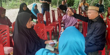 Anggota DPRD Provinsi Gorontalo Arifin Ali (kopiah kerqanjang) saat mendengarkan keuhan warga masyarakat Kelurahan Buliide. Lecamatan Kota Barat, Kota Gorontalo, Senin (6/2/2022).