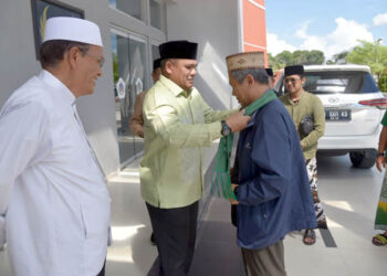 Rektor UNG, Dr. Edwart Wolok saat menyambut kedatangan Katib Aam PBNU, KH. Ahmad Asrori Katib. Foto : Istimewa.