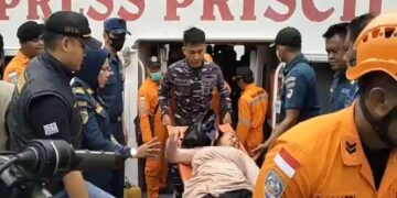 Aparat gabungan yang berada di Pelabuhan Gorontalo tengah melakukan proses evakuasi terhadap penumpang kapal Express Pricilia 88, Selasa (14/2/2023). Kapal naas itu mengalami mati mesin diperairan Teluk Tomini pada Senin (13/2/2023) kemarin. Foto : Lukman Polimengo/mimoza.tv.