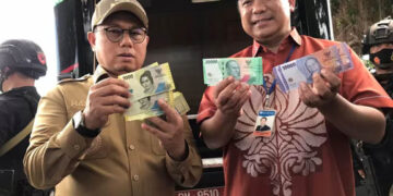 Penjabat Gubernur Gorontalo, Hamka Hendra Noer (kiri) bersama Kepala Kantor Perwakilan Bank Indonesia (KPwBI) Provinsi Gorontalo, Dian Nugraha menunjugan pecahan uang baru. Foto : Istimewa.