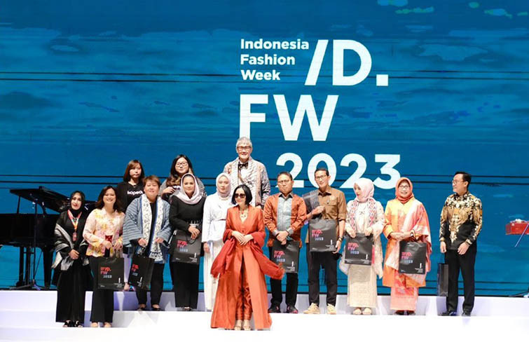 Ajang Indonesia Fashion Week (WFW) 2023 kembali digelar secara luring di Jakarta Convention Center. Ajang yang digelar mulai berlangsung dari tanggal 22 hingga 26 Februari  2023 ini mengangkat tema ‘Sagara dari Timur Wastra Sulaman Karawo Gorontalo, dimana mengangkat Gorontalo sebagai inspirasi. Foto : Istimewa.