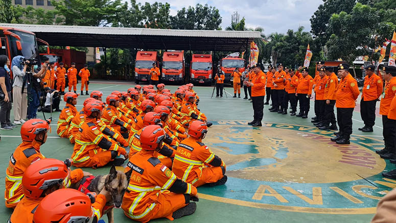 Sebanyak 47 personil yang tergabung dalam Indonesia Search an Rescue (INASAR) dilepas oleh Kabasarnas Marsdya TNI Henri Alfiandi ke Turki, Jumat (10/2/2023).