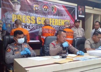 Kapolres Bone Bolango AKBP Muh. Alli, S.IK saat memberikan keterangan pers terkait dengan penahanan tiga tersangka dalam kasus korupsi kredit usaha rakyat (KUR) BRI Unit Bone Pantai, Selasa (30/1/2022). Foto : Noka.