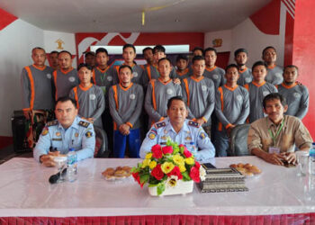 Kepala Lembaga Pemasyarakan (Kalapas) Pohuwato Irman Jaya (duduk di tengah) foto bersama jajaran dan warga binaan, saat pelatihan ketrampilan, Selasa (7/2/2022). Foto : Humas Lapas Pohuwato untuk mimoza.tv.