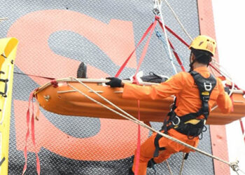 Simulasi 3 warga dikabarkan mengalami kecelakaan lantaran terjatuh dari tebing setinggi 12 meter, dalam .rangka peringatan HUT ke 51 Basarnas.