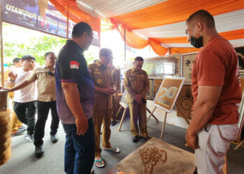 Bupati Pohuwato, Saipul Mbuinga saat mengunjungi stand pameran milik Lembaga Pemasyarakatan (Lapas) Kelas IIB Pohuwato Upt Kanwil Kemenkumham Gorontalo.