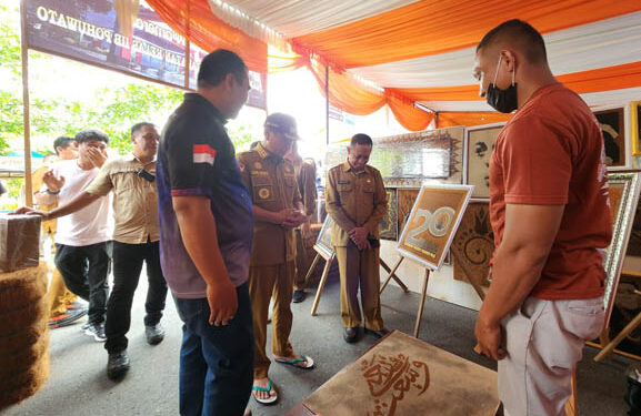 Bupati Pohuwato, Saipul Mbuinga saat mengunjungi stand pameran milik Lembaga Pemasyarakatan (Lapas) Kelas IIB Pohuwato Upt Kanwil Kemenkumham Gorontalo.