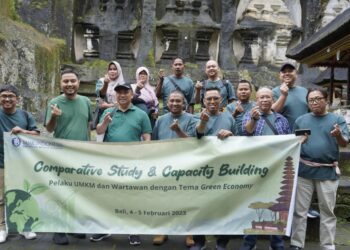 Kepala KPwBI Gorontalo, Dian Nugraha bersama rombongan UMKM dan awak media di Gorontalo saat berkunjung di Candi Gunung Kawi, Desa Tampaksiring, Kecamatan Gianyar, Bali.