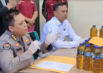 Kabid Humas Polda Gorontalo, Kombes Pol, Wahyu Tri Cahyono saat siaran pers pengungkapan kasus minyak oplosan di Bone Bolango.