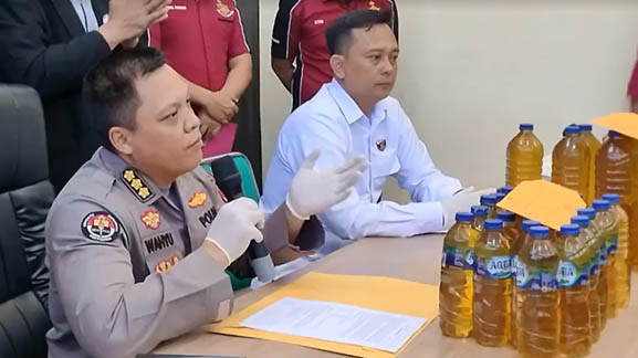 Kabid Humas Polda Gorontalo, Kombes Pol, Wahyu Tri Cahyono saat siaran pers pengungkapan kasus minyak oplosan di Bone Bolango.