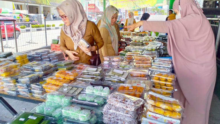 Aneka takjil pilihan yang di jual di Kingdom Food Chourt Kota Gorontalo. Foto : Lukman Polimengo/mimoza.tv.