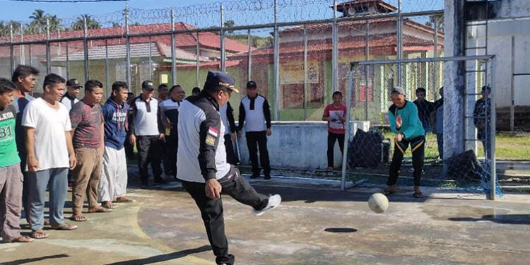 Kepala Lembaga Pemasyarakatan Pohuwato Irman Jaya melakukan penendangan bola pertama dalam rangka Pembukaan Olah Raga Antara WBP & Petugas.