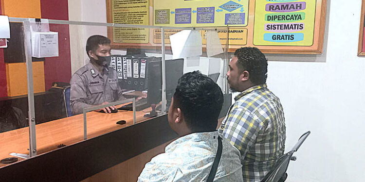 Ilham Maloho (kemeja putih), bersama kuasa hukumnya saat menjalani visum di Polda Gorontalo.