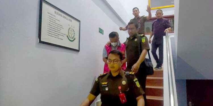 Diduga melakukan tindak pidana korupsi, dua direksi di Badan Usaha Milik Daerah (BUMD) PT Global Gorontalo Gemilang (GGG), Kabupaten Gorontalo ditetapkan sebagai tersangka oleh Kejaksaan Negeri (Kejari) Kabupaten Gorontalo pada Senin (6/3/2023) malam.