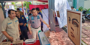 Kepala Kantor Wilayah kemenkumham Gorontalo, Heni Susila Wardoyo (kanan gambar) saat mengunjungi stand pameran Lapas Pohuwato.