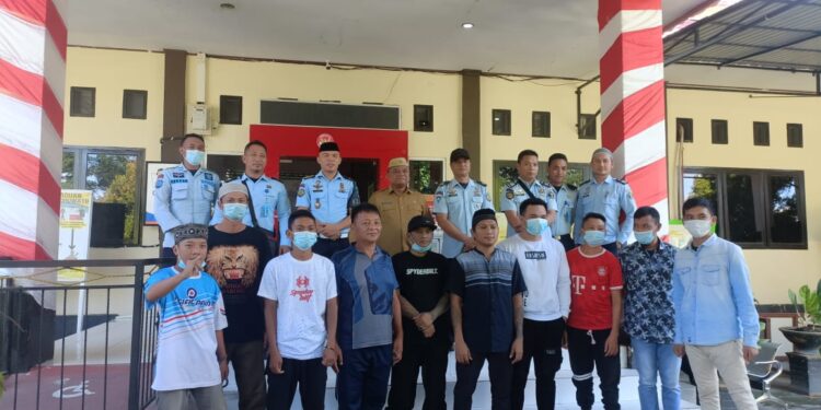 Sebanyak 10 Warga Binaan Pemasyarakatan (WBP) di Lembaga Pemasyarakatan (Lapas) Kelas IIb Pohuwato Upt Kanwil Kemenkumham Gorontalo mendapat layanan perekaman KTP-EL agar dapat mencoblos dalam Pemilu 2024 nanti.