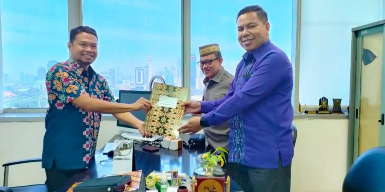 Sekertaris DPRD Provinsi Gorontalo, Sudarman Samad (kemeja biru) menyerahkan berkas tiga nama calon Penjabat Gubernur ke Kasubdit Wilayah IV Dit FKDH dan DPRD, Ditjen Otda Kemeterian Dalam Negeri, Dr. L. Saydiman Marto, S.STP, M.Si, di Jakarta, Kamis (6/4/2023)